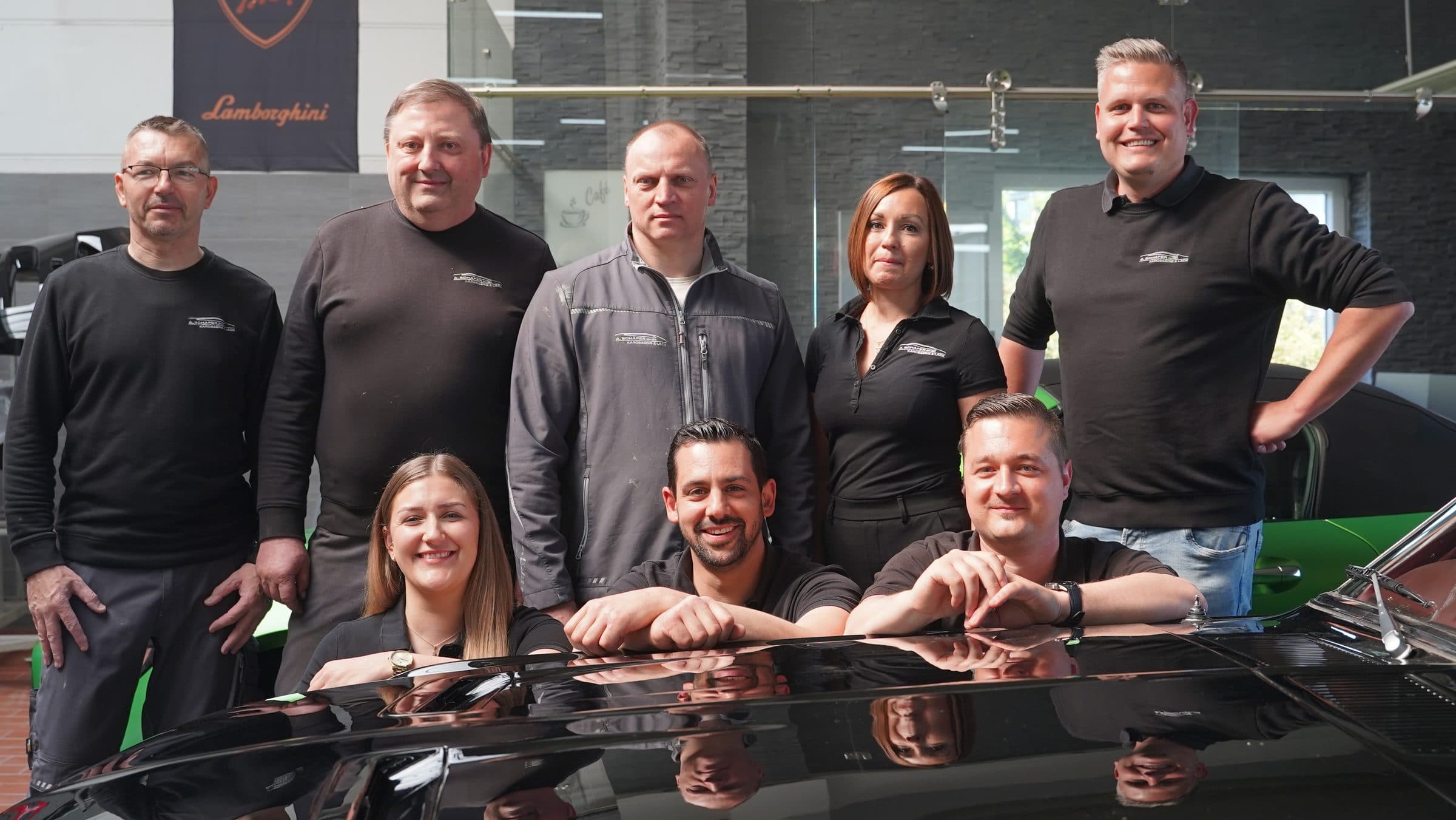 Das Team der A. Schäfer Karosserie & Lack GmbH in der Werkstatt in Neu-Anspach