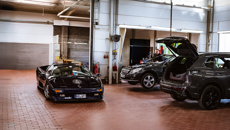 Lamborghini Diablo und SUV in der Werkstatt von A. Schäfer NeuAnspach