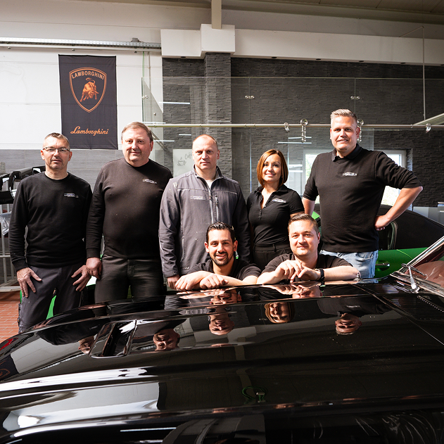 Team von A. Schäfer Karosserie & Lack vor Lamborghini in NeuAnspach