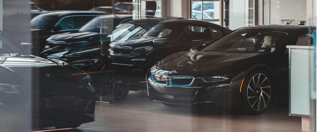 Moderne Firmenfahrzeuge hinter Showroom-Glas in Neu-Anspach